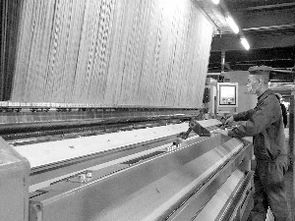 青海紡織業 火熱生產編織年末 豐收圖